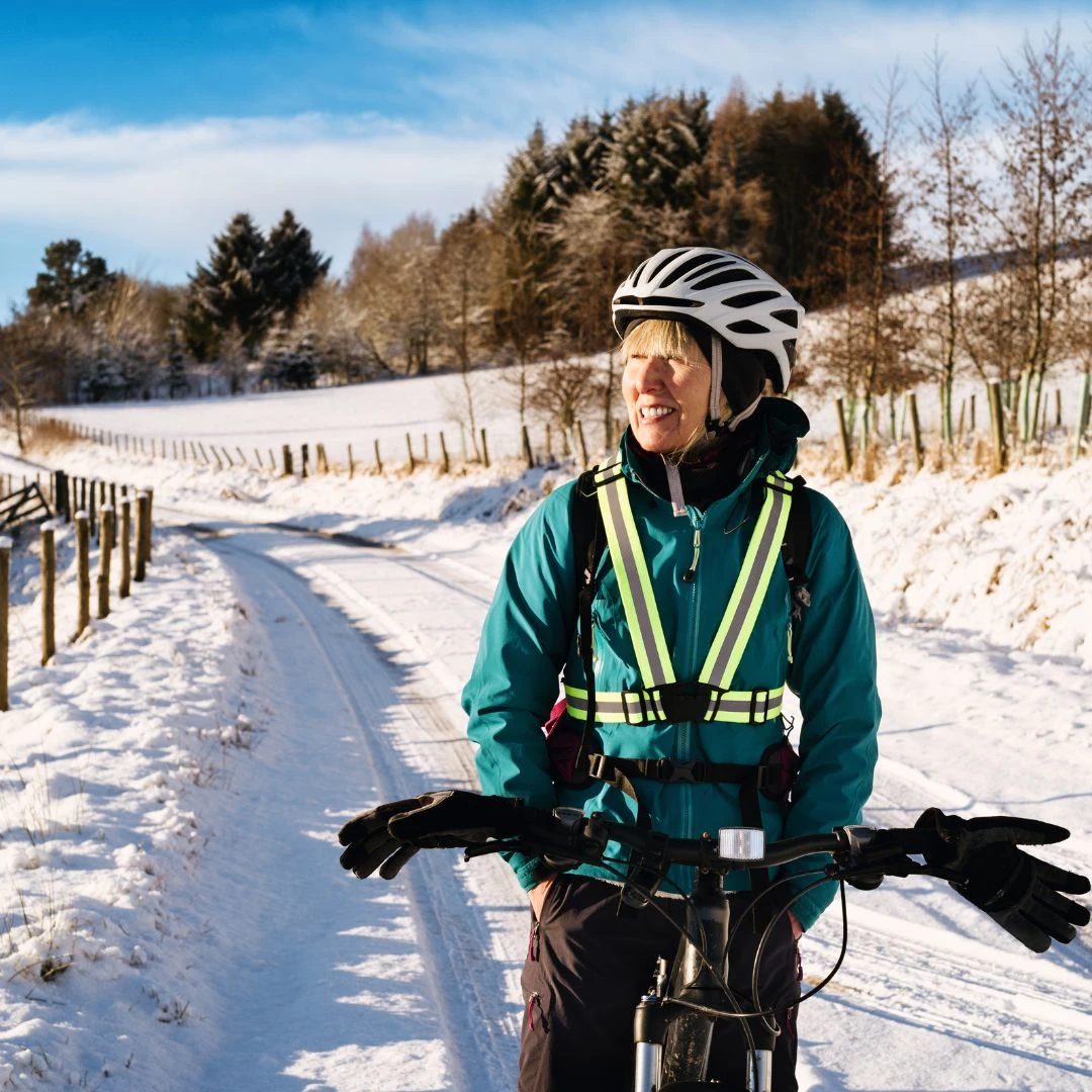 Rowerzysta w mieście zimą